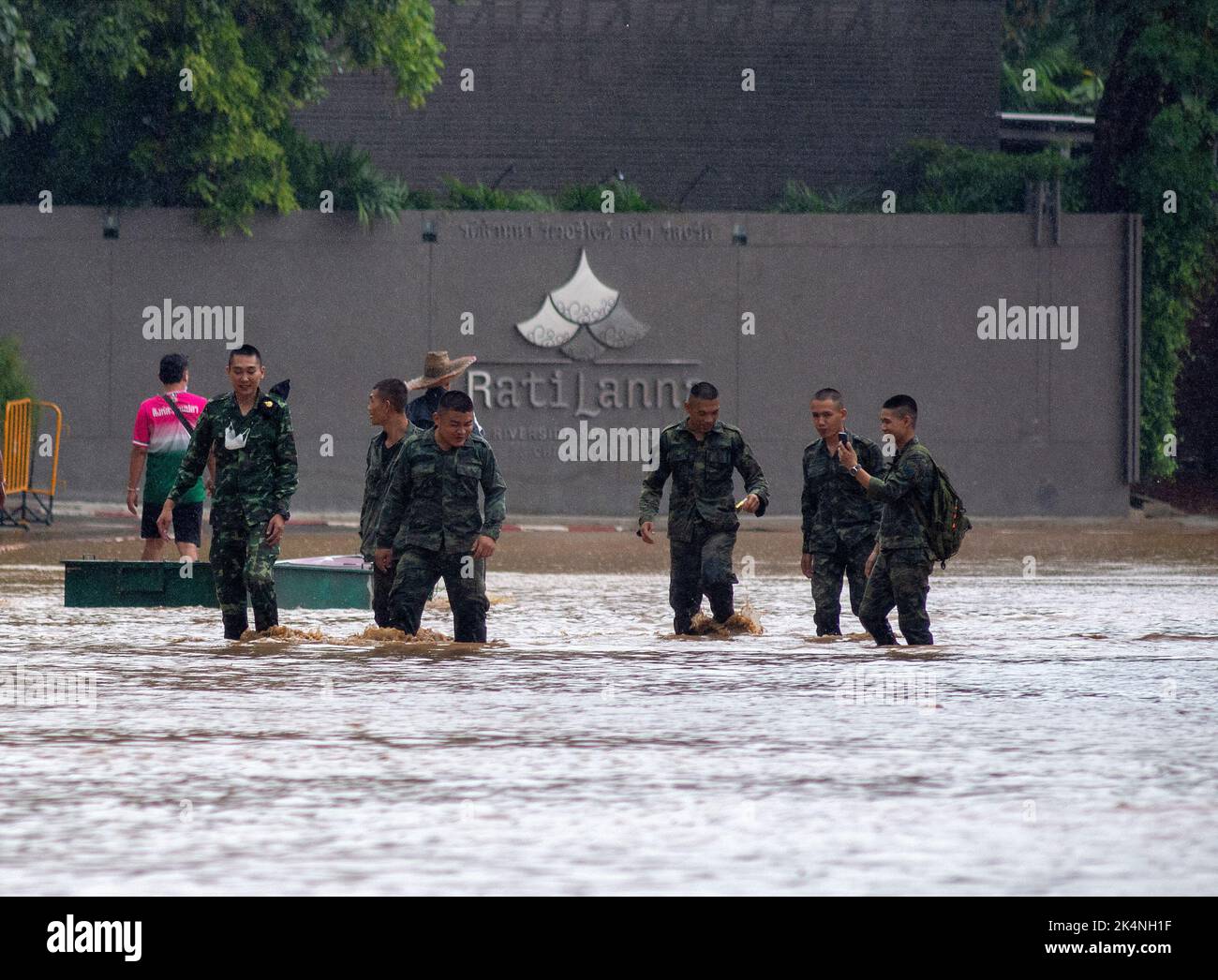 chiang-mai-thailand-03-oktober-2022-thail-ndische-soldaten-waten