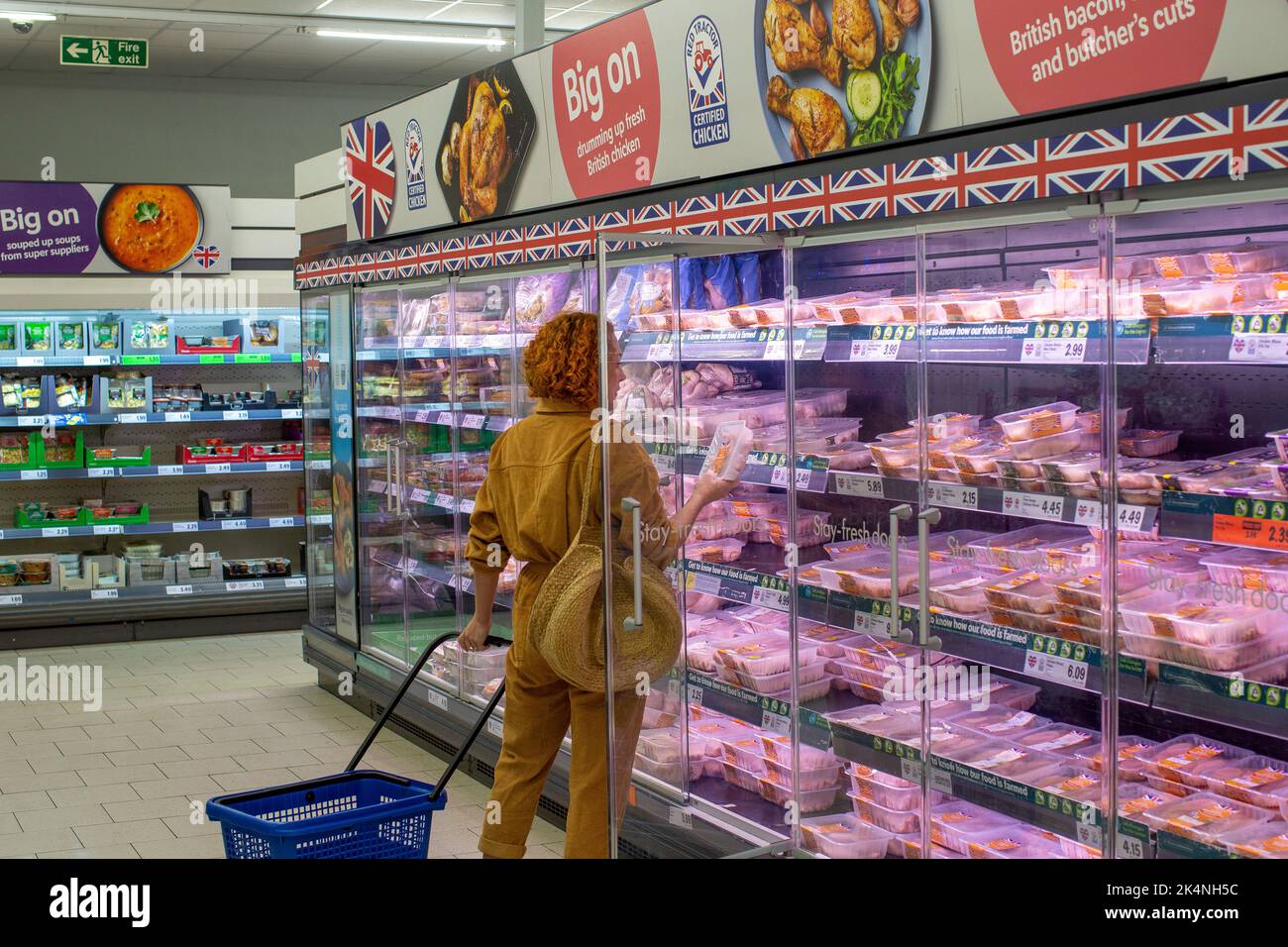 London, Großbritannien. September 29 2022. Eine Frau, die den Fleischpreis auf einem Kühlregal im Lidl-Laden in Lewisham, London, England, überprüft Stockfoto