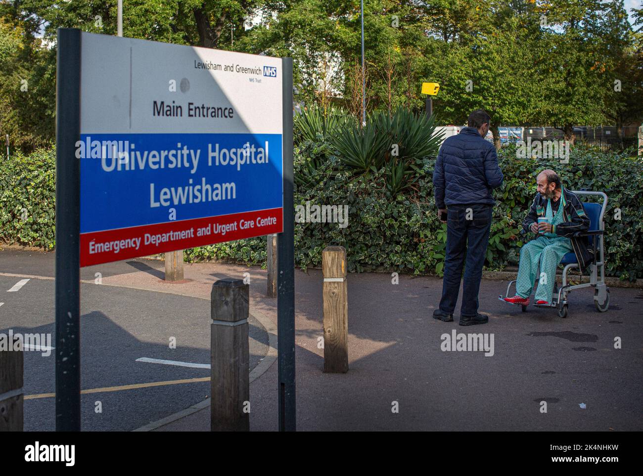 London, Großbritannien. Sept 29 2022 .Patient wird in einem Rollstuhl außerhalb des Universitätskrankenhauses Lewisham gesehen. Stockfoto