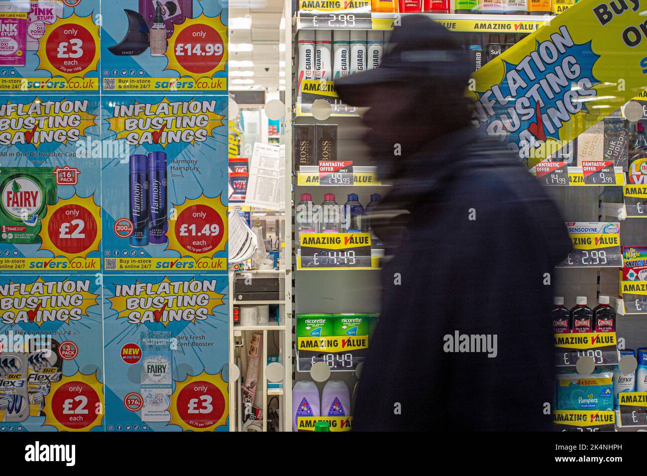 London, Großbritannien. September 29 2022 .Supermarkt Zeichen bietet Kunden "Inflation Zerschlagung Einsparungen . Stockfoto