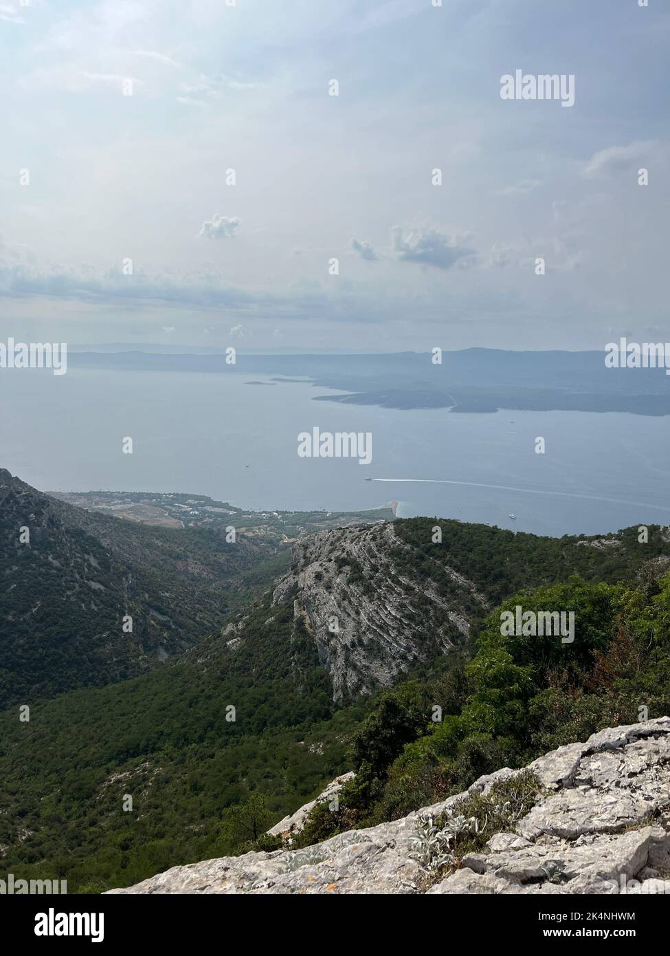 Eine Meereslandschaft vom Gipfel des Vidova Gora Stockfoto