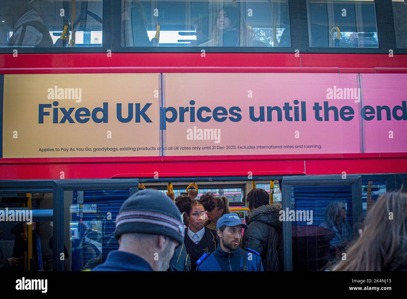 London, Großbritannien. Sept 29 2022 .Ein roter Doppeldeckerbus mit einer Anzeige für feste britische Preise bis zum Ende an der Bushaltestelle in Lewisham. Stockfoto