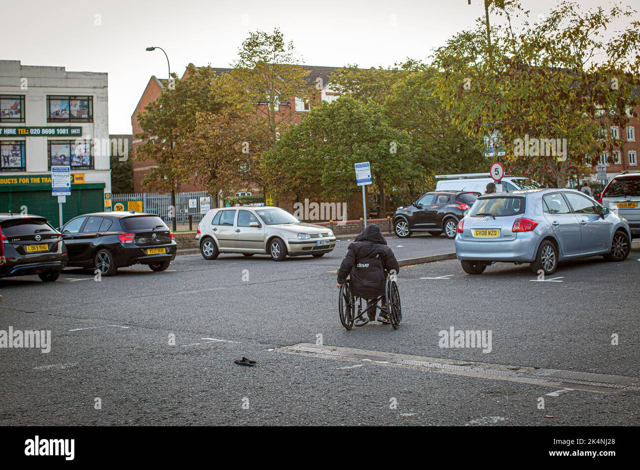 London, Großbritannien. September 29 2022 .Rückansicht eines Obdachlosen im Rollstuhl in Lewisham, London, England Stockfoto