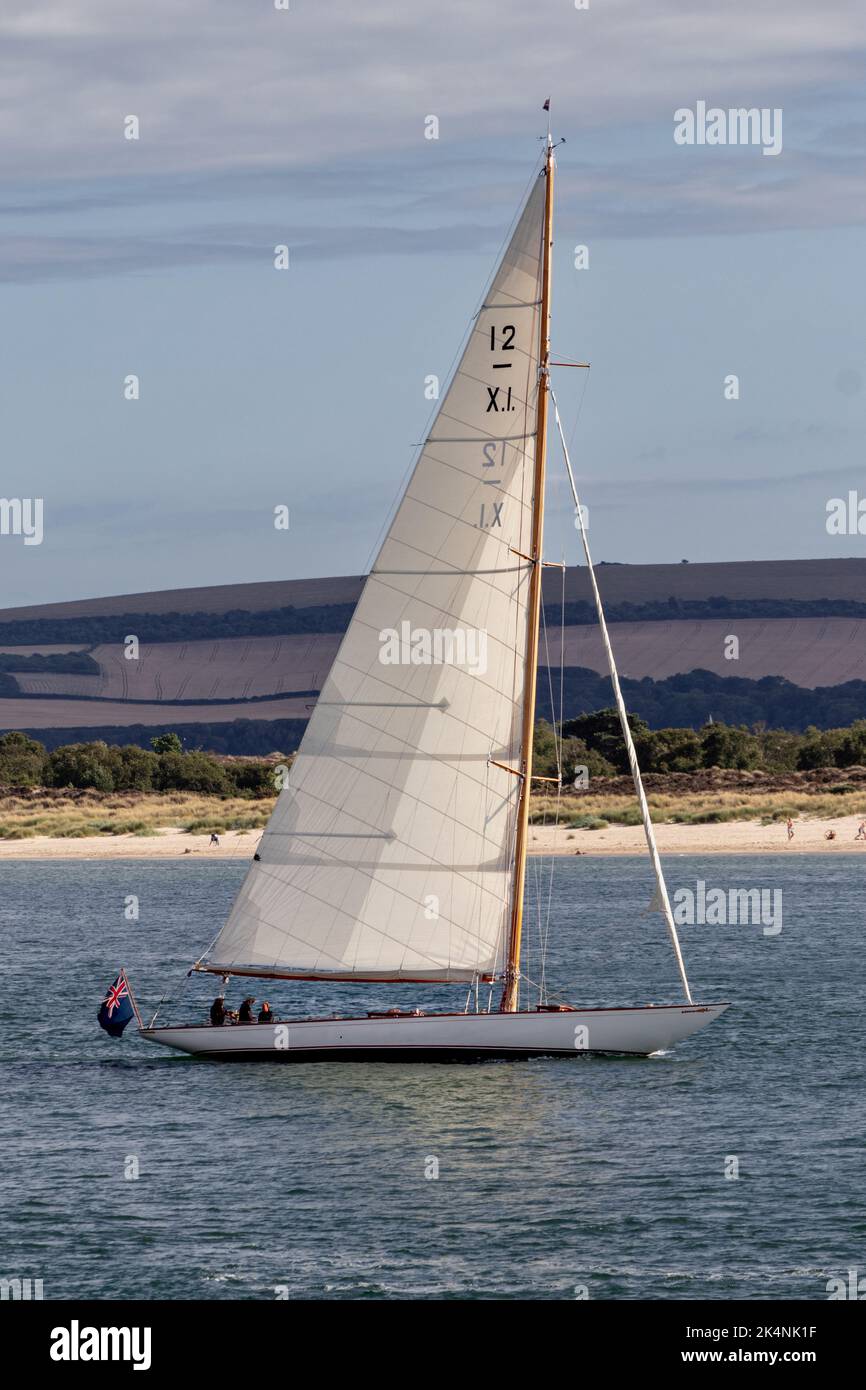 Nach Hause - Ein Segelboot kehrt zum Hafen zurück Stockfoto
