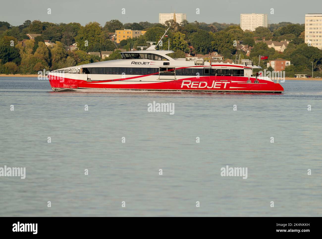 Red Jet 6 Catamaran macht sich auf den Weg entlang Southampton Water. Der Hochgeschwindigkeitsdienst von Red Funnel macht die Überfahrt nach Cowes in 28 Minuten. Stockfoto