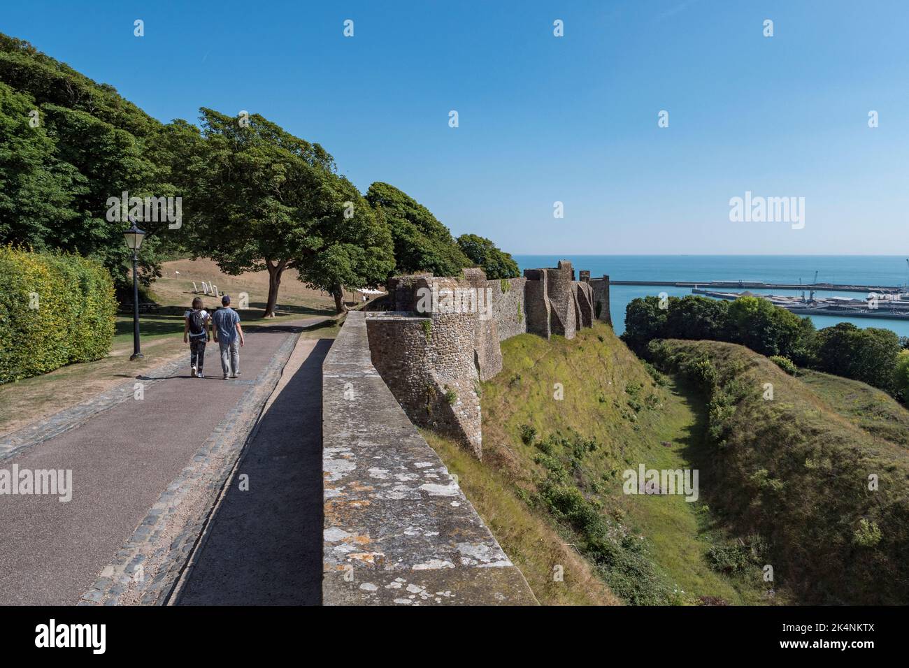 Blick nach Süden vom Peverell’s Gate entlang der Stadtmauern der Westmauer von Dover Castle, Großbritannien. Stockfoto