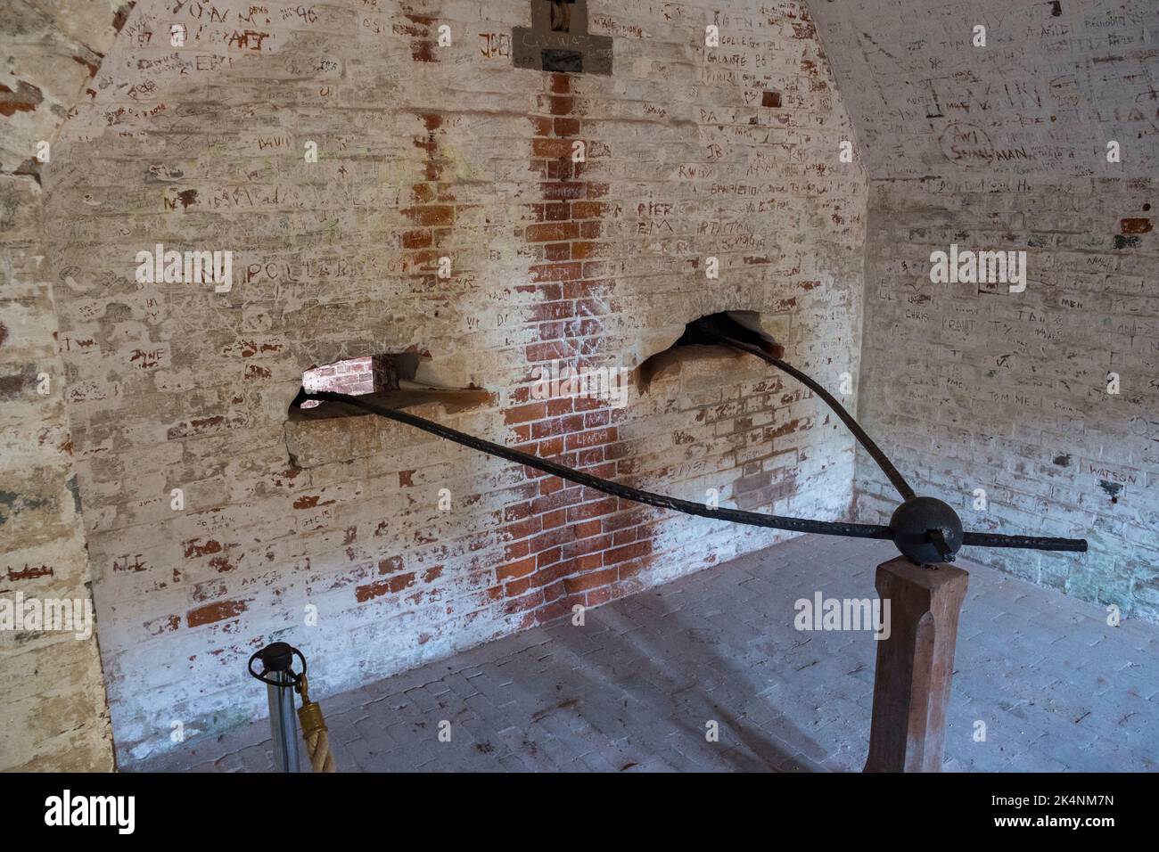 Kontrollarme des sally-Hafens, einem kleinen verteidigten Eingang, der vor einem Belager in Dover Castle, Kent, Großbritannien, verborgen ist. Stockfoto
