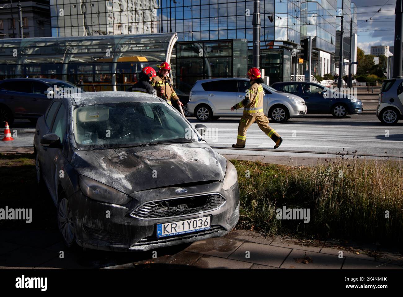Warschau, Polen. 03. Oktober 2022. Ein Ford-Auto wird mit Pulver bedeckt gesehen, nachdem am 03. Oktober 2022 ein Feuer aus seinem Motor auf dem Bankplatz (Plac Bankowy) in Warschau, Polen, ausging. (Foto von Jaap Arriens/Sipa USA) Quelle: SIPA USA/Alamy Live News Stockfoto