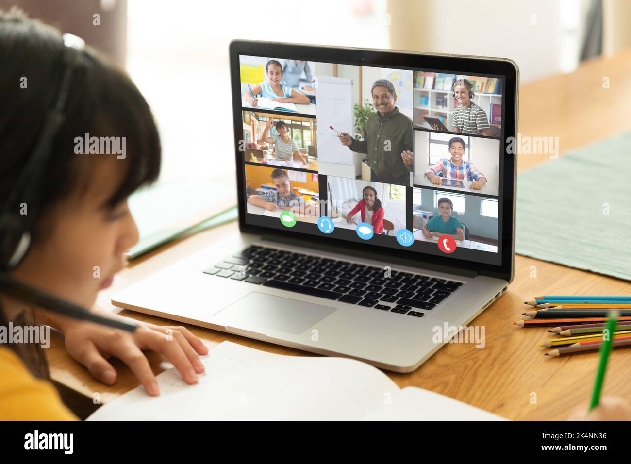 Asiatische Mädchen mit Laptop für Videoanruf, mit lächelnden verschiedenen Grundschüler auf dem Bildschirm. Kommunikationstechnik und Online-Bildung, Digita Stockfoto
