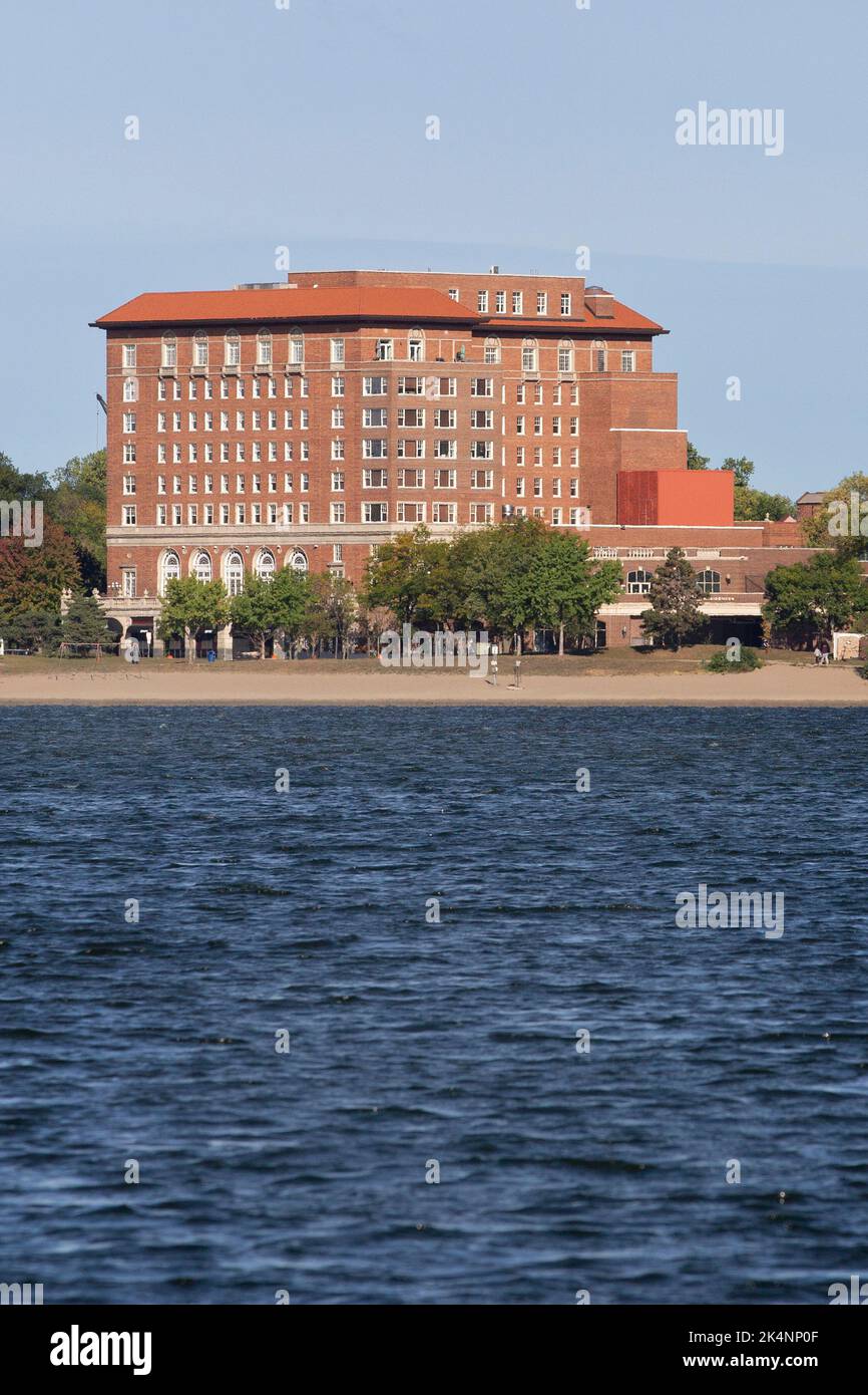 Die 1928 Beach Club Residences on Lake BDE Maka Ska sind ein Apartmentgebäude, ein Fitnessclub und Geschäftsräume in Minneapolis, Minnesota. Stockfoto