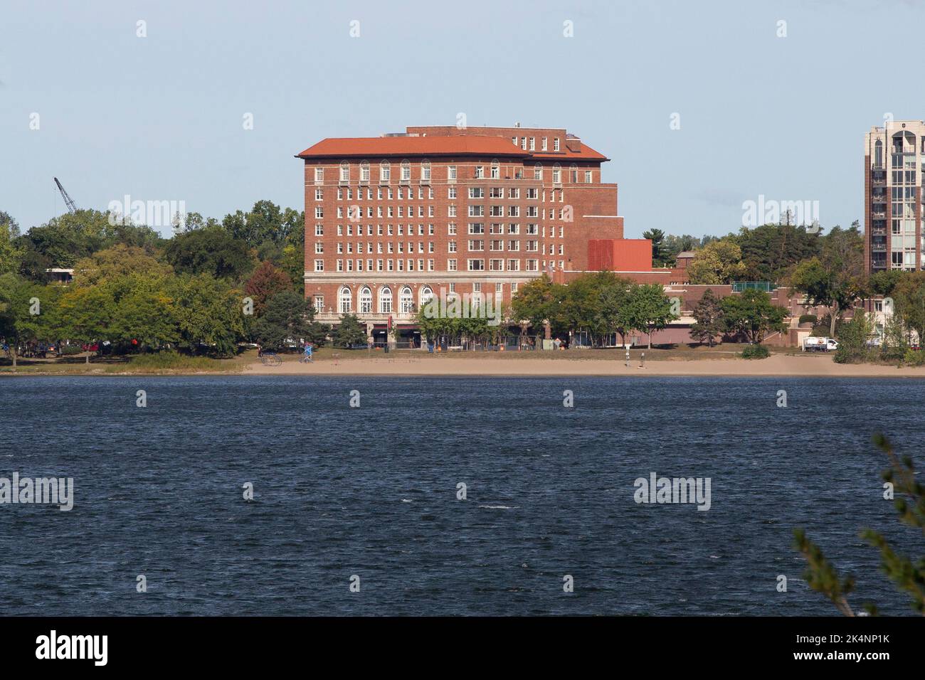 Die 1928 Beach Club Residences on Lake BDE Maka Ska sind ein Apartmentgebäude, ein Fitnessclub und Geschäftsräume in Minneapolis, Minnesota. Stockfoto