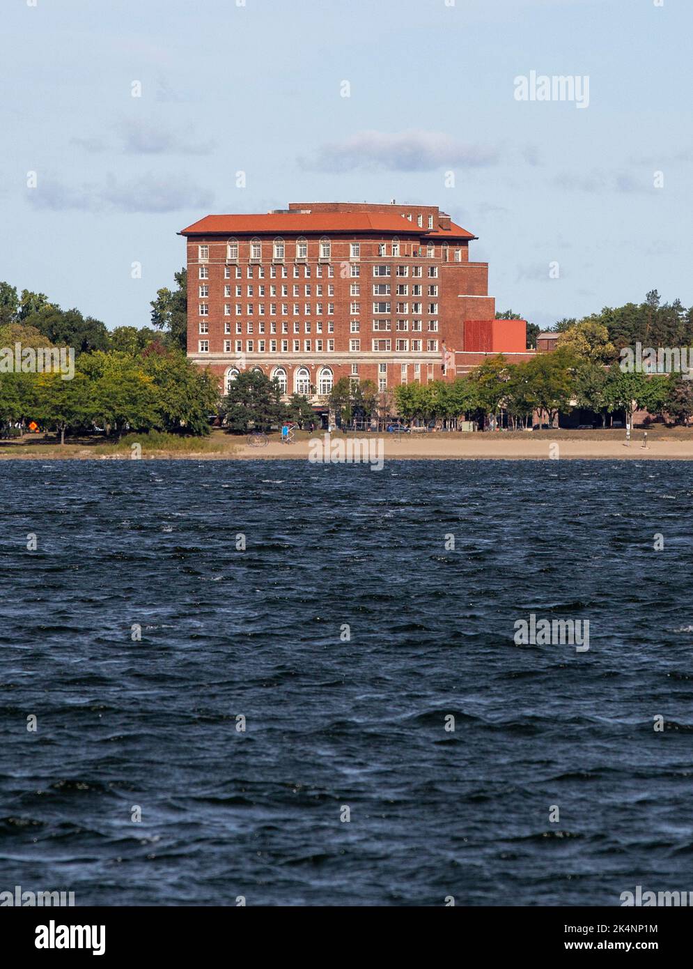 Die 1928 Beach Club Residences on Lake BDE Maka Ska sind ein Apartmentgebäude, ein Fitnessclub und Geschäftsräume in Minneapolis, Minnesota. Stockfoto
