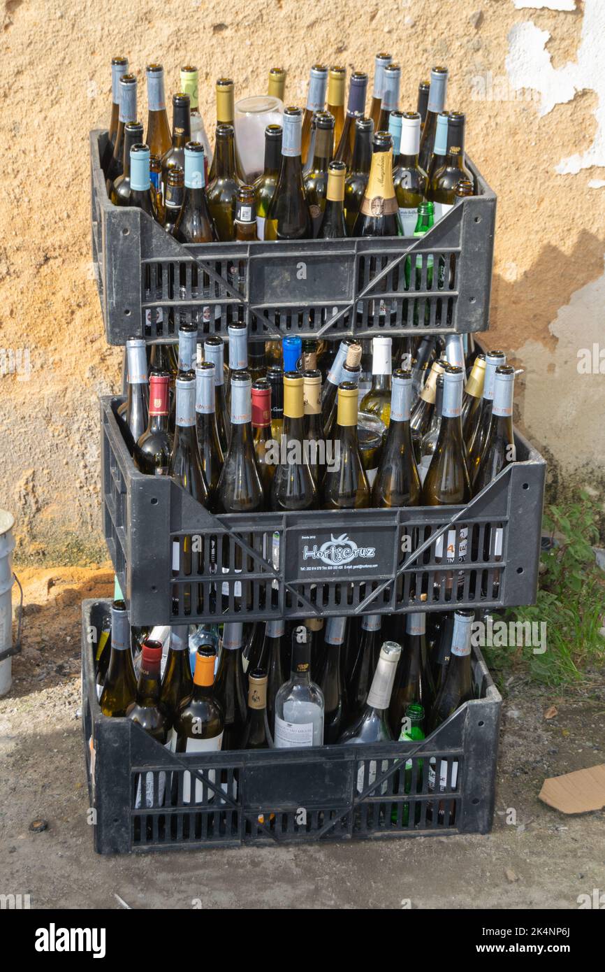 Leere Glasflaschen Wein aus Restaurantaktivitäten. Recycling von Glas. Glasflaschen warten darauf, gesammelt und recycelt zu werden. Weinkonsum. Stockfoto