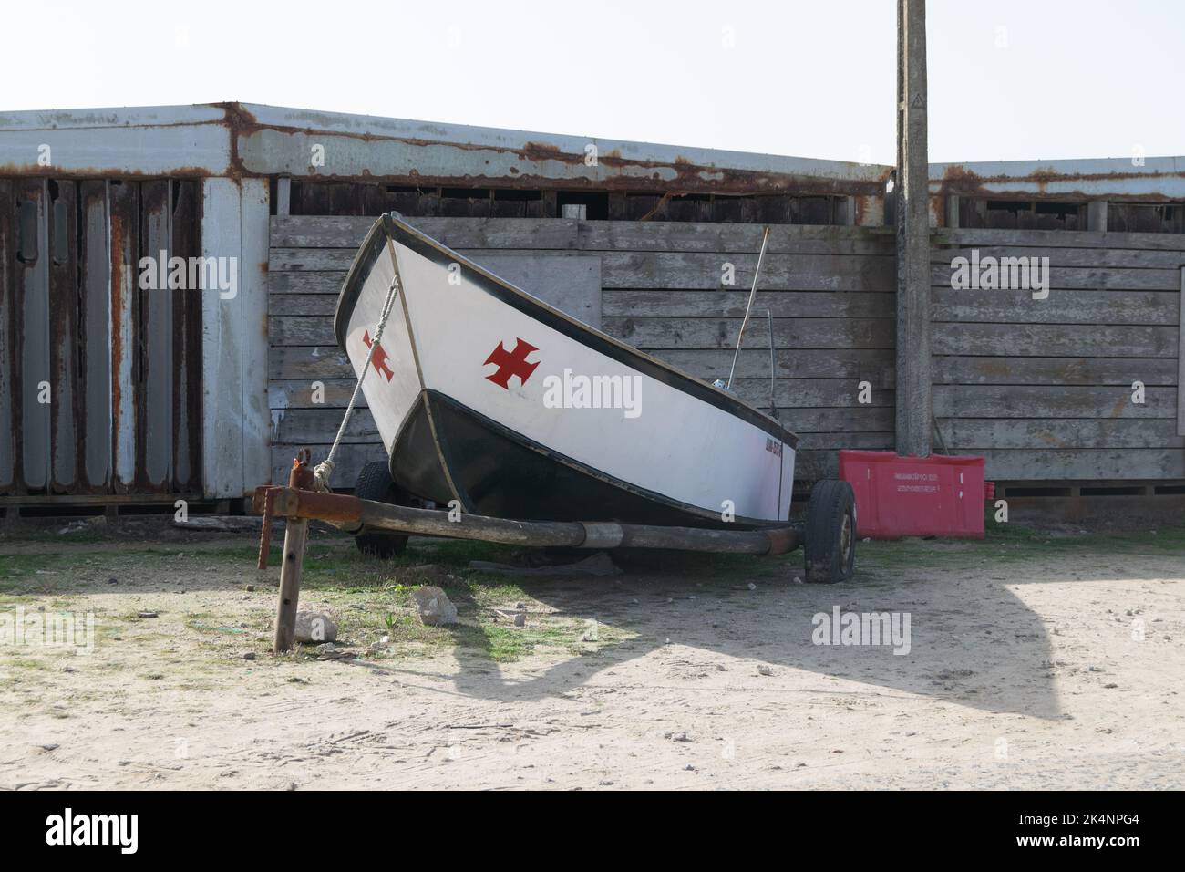 Portugiesischer Fischer kleines Boot mit portugiesischem Symbol. Fischerboot. Fischboot. Loca Aktivitäten an der Küste. Prow eines Fischerbootes. Stockfoto