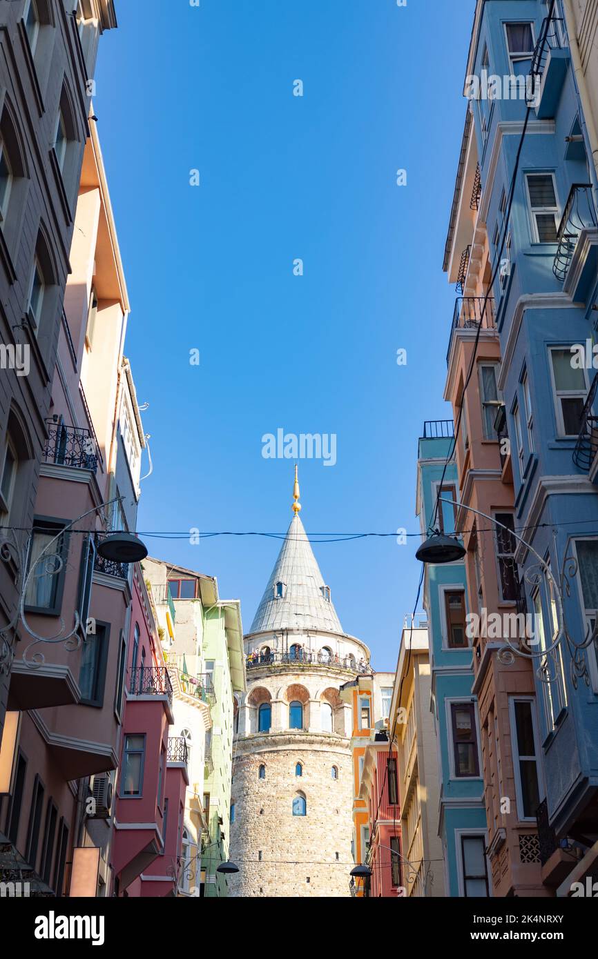 Blick auf den Galata Tower. Reise nach Istanbul vertikales Hintergrundbild. Wahrzeichen Istanbuls. Stockfoto
