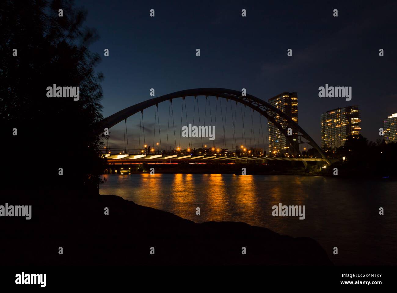 City ​​harbor Bridge - Nachtlichter und Wasserspiegelung Stockfoto