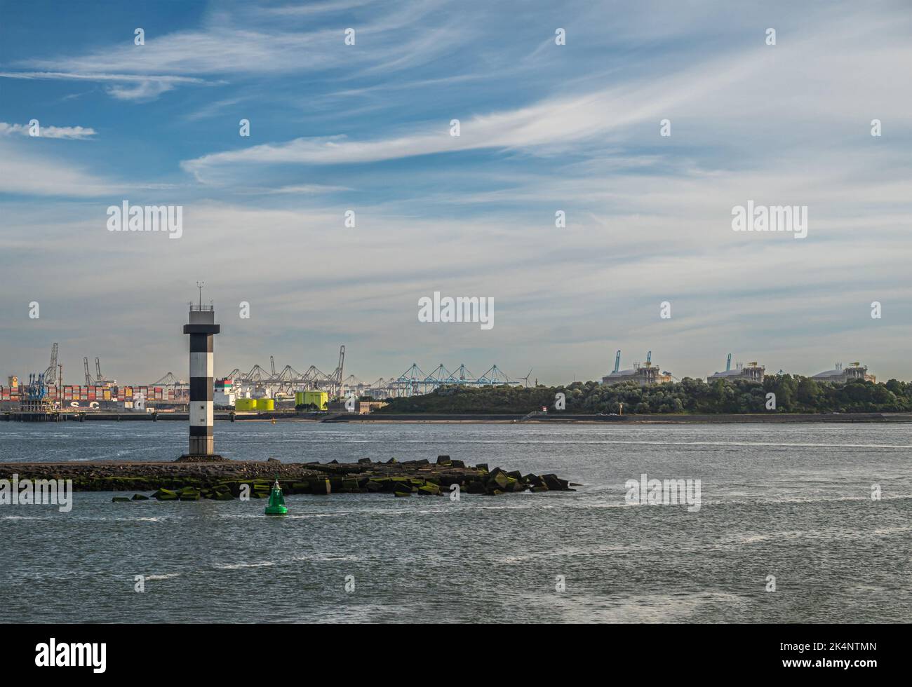 Rotterdam, Niederlande - 11. Juli 2022: Eingang zum Hafen. Antennenturm am Anfang der Barriere, die die Wasserstraßen unter der blauen Abendwolkenlandschaft trennt. Hutshi Stockfoto