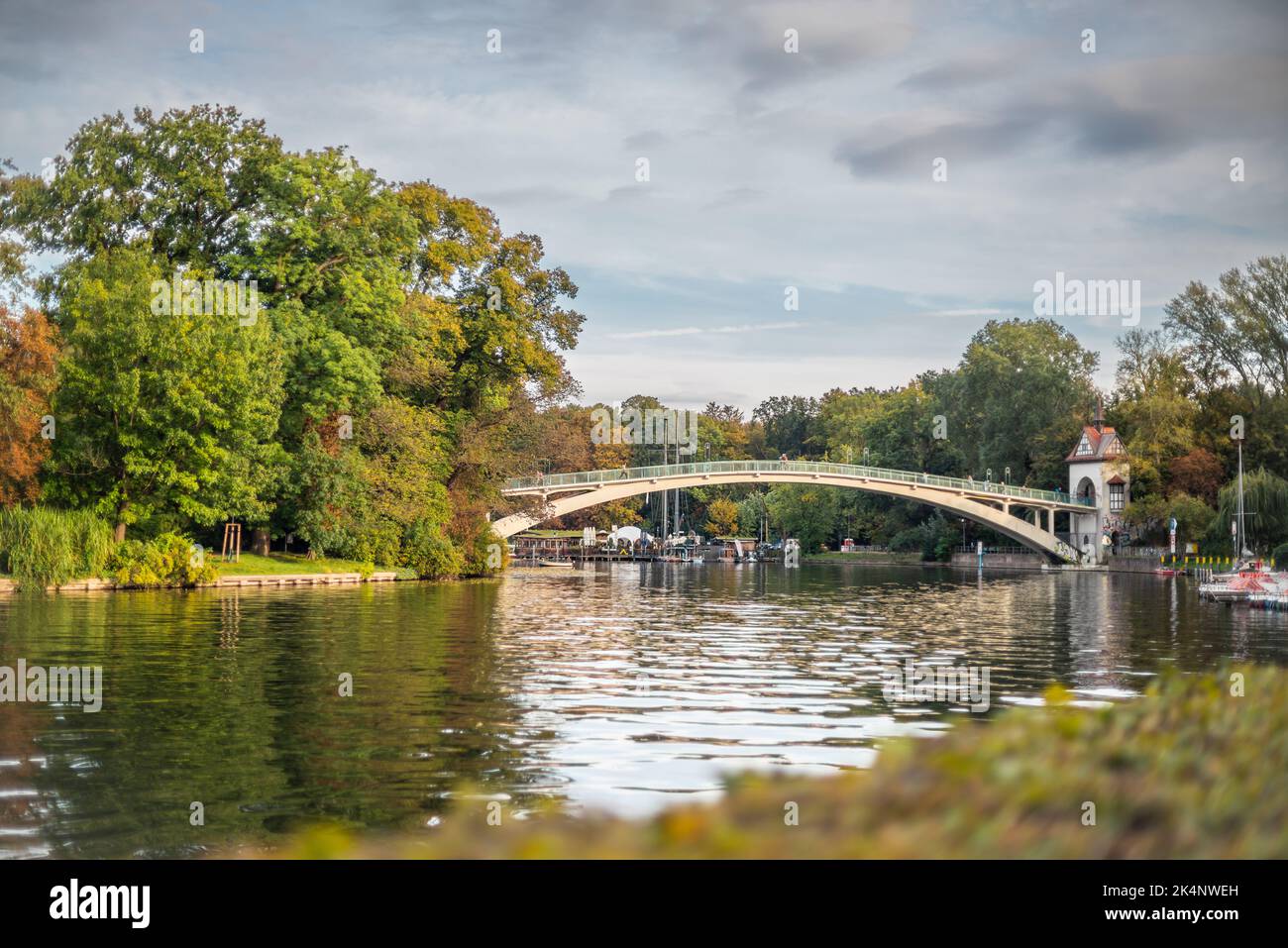 Abteibrücke über die Spree, die im Herbst zur Insel der Jugend führt, Berlin Treptow, Deutschland, Europa Stockfoto