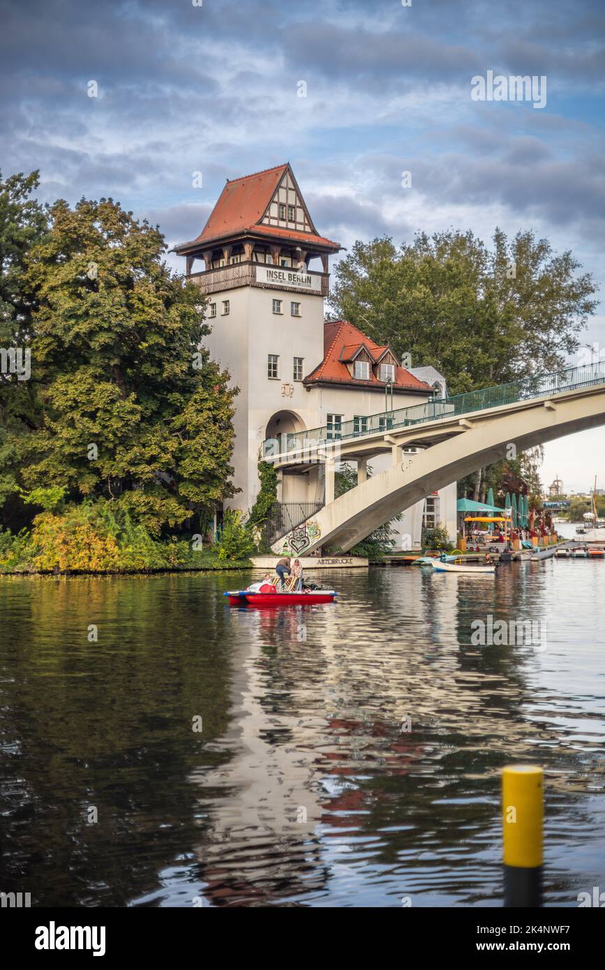 Abteibrücke über die Spree zur Insel der Jugend im Herbst, Berlin Treptow, Deutschland, Europa Stockfoto