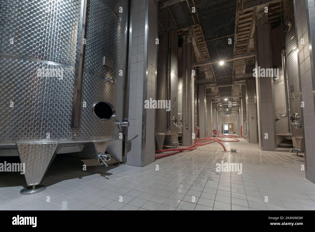 Moderner Weinkeller mit neuen großen Inox-Edelstahltanks für die Gärung. Stockfoto
