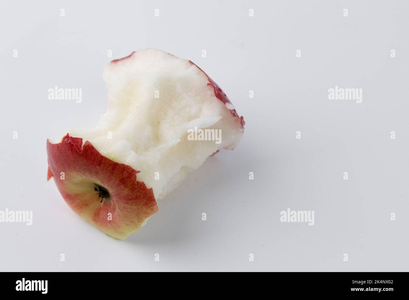 Einzelner roter Apfel, der bis zum Kern isoliert auf weißem Hintergrund gefressen wird, Stich reifer Früchte auf weißem Hintergrund Stockfoto