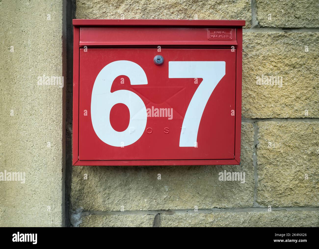 Ein Postfach mit der Nummer 67 Stockfoto