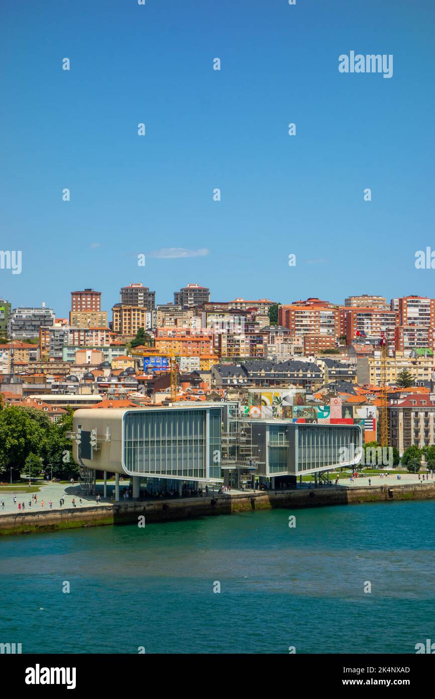 Das 70 Millionen Pfund teure Centro Botin Arts Centre im Hafen von Santander Nordspanien wurde vom Architekten Renzo Piano entworfen und im Juni 2017 eröffnet Stockfoto