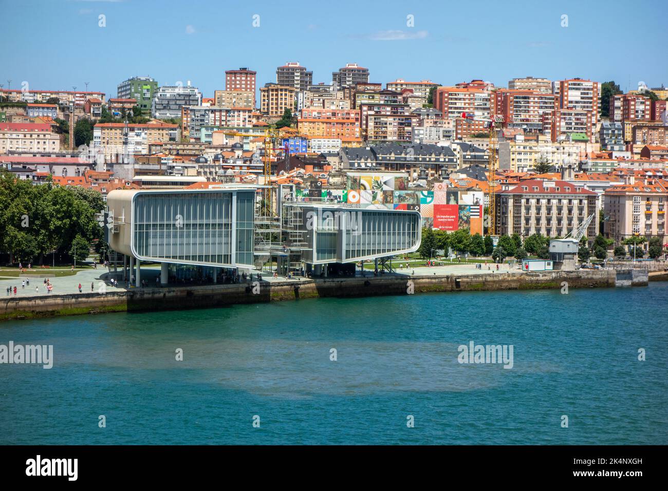 Das 70 Millionen Pfund teure Centro Botin Arts Centre im Hafen von Santander Nordspanien wurde vom Architekten Renzo Piano entworfen und im Juni 2017 eröffnet Stockfoto