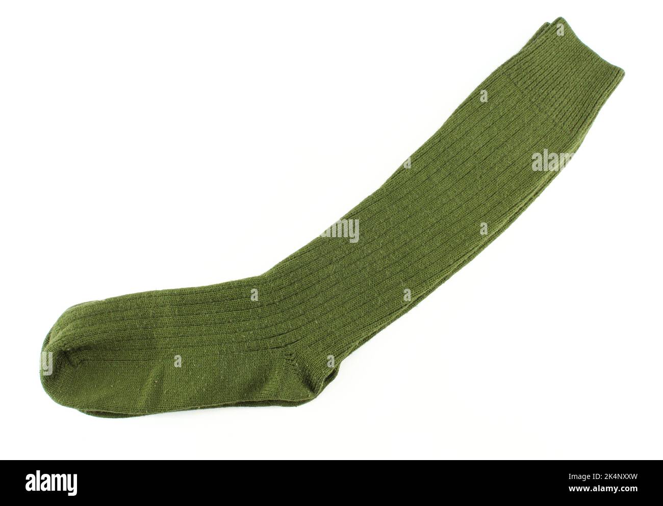 Lange grüne Wintersocken isoliert auf weißem Hintergrund Stockfoto