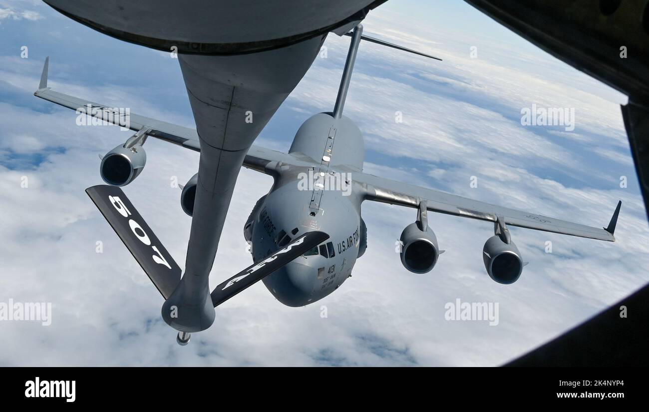 Ein C-17 Globemaster, der dem 305. Air Mobility Wing, Joint Base McGuire-Dix-Lakehurst, New Jersey, zugewiesen wurde, betankt mit einem KC-135 Stratotanker des 465. Air Betanking Squadron, Tinker Air Force Base, Oklahoma, über dem Atlantischen Ozean, 9. Juni 2022. (USA Luftwaffe Foto von 2. LT. Mary Begy) Stockfoto