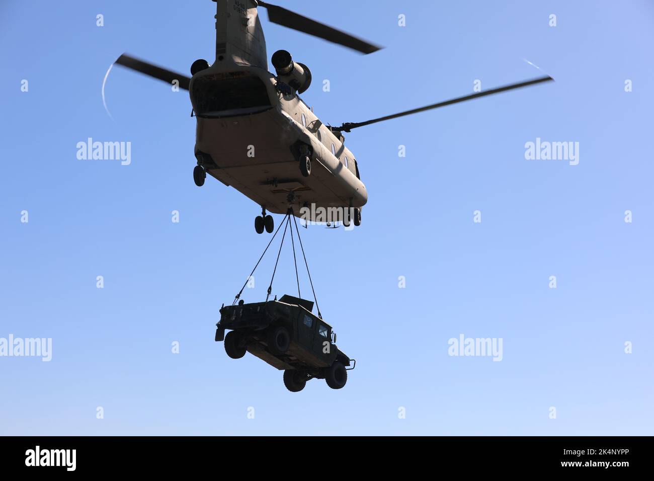 Flieger der Florida National Guard (FLNG) mit dem 1-185. Sturmhubschrauber-Bataillon, das CH-47 Chinook-Hubschrauber pilotieren, tragen am Montag, den 3. Oktober 2022, mit Hebegurten beladene Humvees zu Floridas Barriere-Inseln. Als der US-Bundesstaat Florida durch den US-amerikanischen US-Bundesstaat Florida zerstört wurde, blieben einige der Inseln im Südwesten Floridas ohne geeigneten Weg zum Festland, so dass die Spezialgebiete der FLNG-Flieger dringend benötigte Vorräte liefern konnten. (Foto der US-Armee von PFC. Alexander Helman) Stockfoto