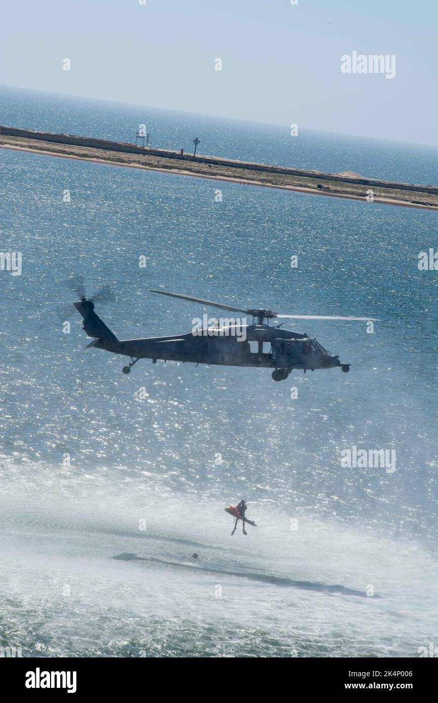 220926-N-EV253-1755 SAN DIEGO (SEPT. 26, 2022) – US Naval Aircrewmen, die der HSC Weapons School (Helicopter Sea Combat), Pacific, zugewiesen sind, heben während einer dynamischen Machbarkeitsstudie in Glorietta Bay vor der Küste von Coronado, Kalifornien, 26. September 2022 einen Übungsdummy zu einem MH-60s Seahawk Hubschrauber. Während der Entwicklung, die vom Chief of Naval Operations (CNO) Search and Rescue Model Manager (SARMM) der Helicopter Sea Combat Squadron (HSC) 3 überwacht wurde, wurde die Praktikabilität des Einsatzes von zwei Rettungsschwimmern im Vergleich zum herkömmlichen Schwimmer sowie der Einsatz von alternativen Müllabfällen und getestet Stockfoto