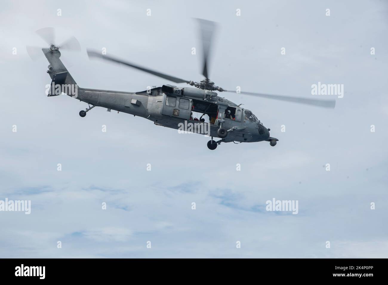 221002-N-XN177-1023 PHILIPPINISCHES MEER (OKT 2, 2022) – ein MH-60s Sea Hawk Hubschrauber, der dem Hubschrauber Sea Combat Squadron (HSC) 23 zugewiesen wurde, fliegt über den amphibischen Angriffsträger USS Tripoli (LHA 7), 2. Oktober 2022. Tripolis ist im Einsatzgebiet der US-Flotte von 7. tätig, um die Interoperabilität mit Verbündeten und Partnern zu verbessern und als einsatzbereite Einsatztruppe für den Frieden und die Stabilität in der Region Indo-Pazifik zu dienen. (USA Navy Foto von Mass Communication Specialist 1. Klasse Peter Burghart) Stockfoto