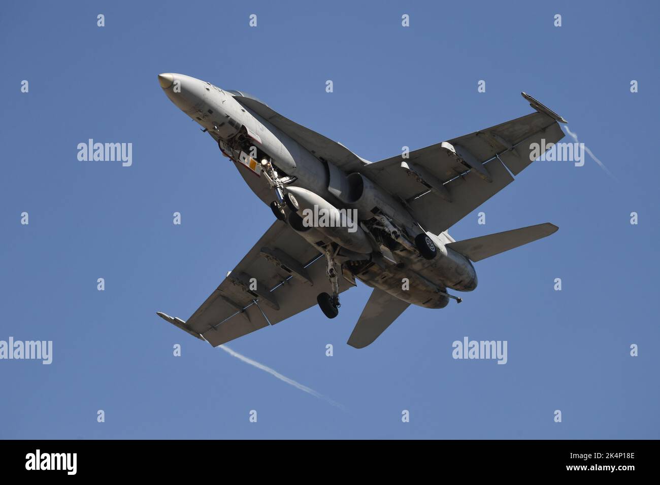 Der USMC F/A-18D von VMFAT-101 hebt vom Brown Field in San Diego, Kalifornien, ab Stockfoto