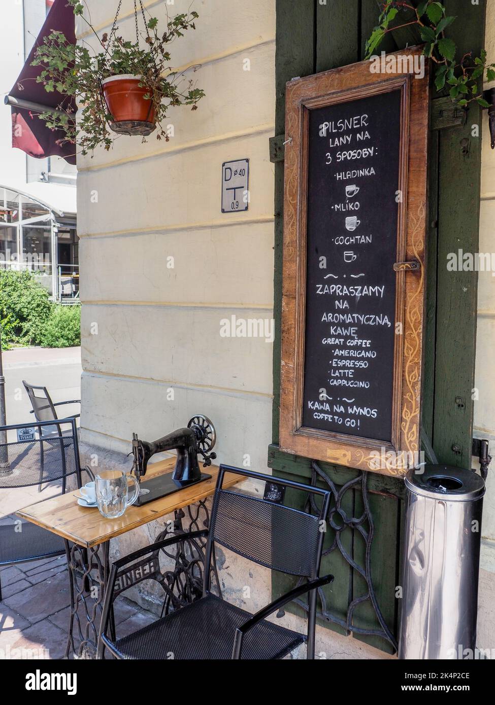 Krakau, Polen - 4. August 2018: Sänger Klub Café mit Nähmaschinen als Couchtische Stockfoto