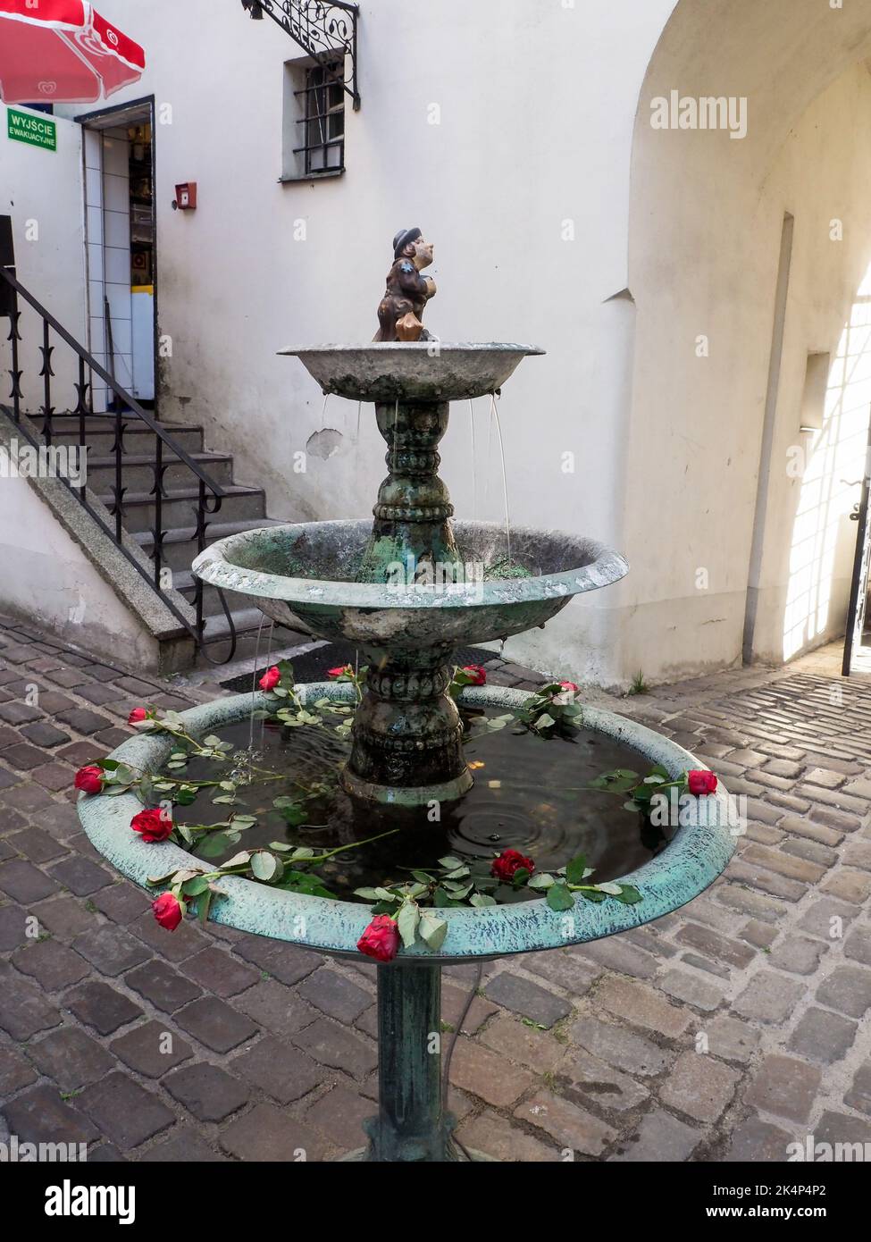 Stettin, Polen - 12. August 2018: Brunnen mit kleiner Statuette Stockfoto