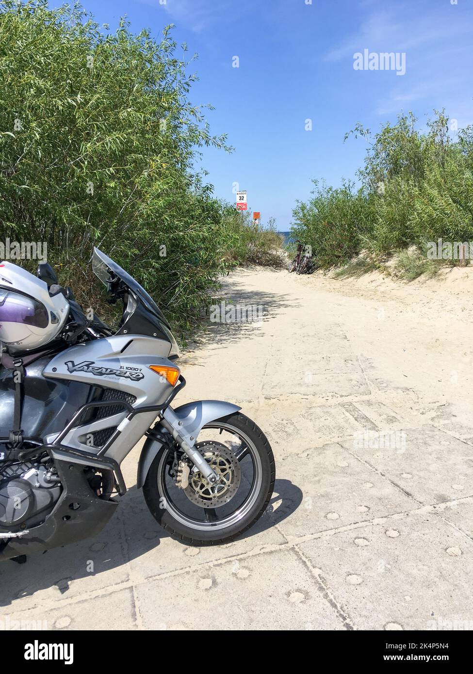 Polen: Motorrad in der Nähe des Strandes geparkt Stockfotografie - Alamy