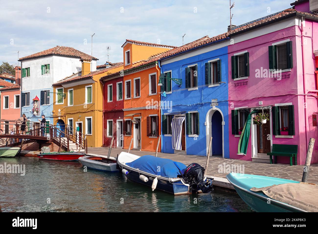 Die Insel Burano. Burano ist eine der Inseln Venedigs, die für ihre bunten Häuser bekannt ist. Burano, Venedig - Oktober 2022 Stockfoto
