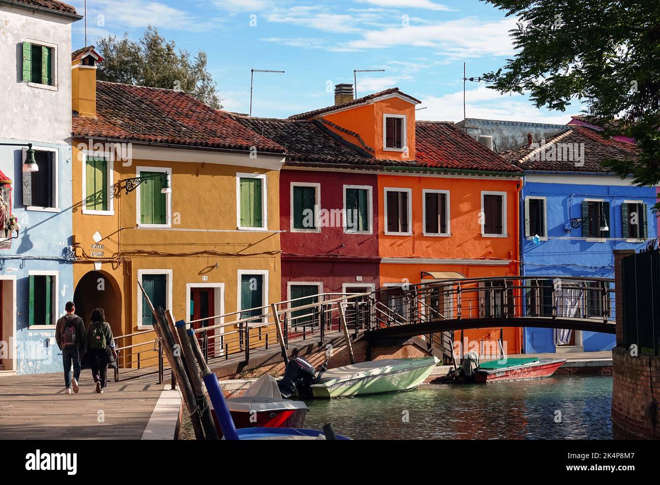 Die Insel Burano. Burano ist eine der Inseln Venedigs, die für ihre bunten Häuser bekannt ist. Burano, Venedig - Oktober 2022 Stockfoto