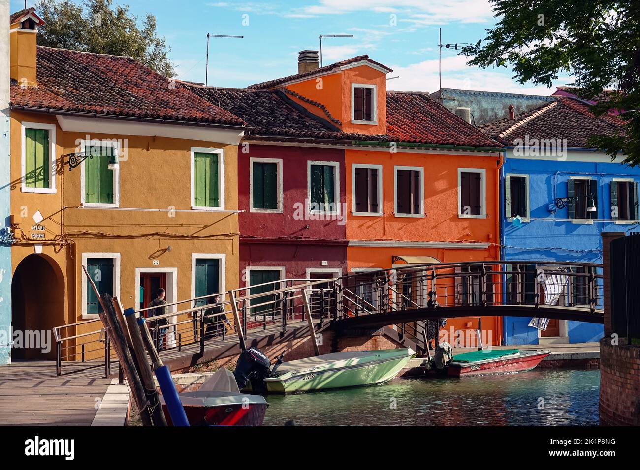 Die Insel Burano. Burano ist eine der Inseln Venedigs, die für ihre bunten Häuser bekannt ist. Burano, Venedig - Oktober 2022 Stockfoto