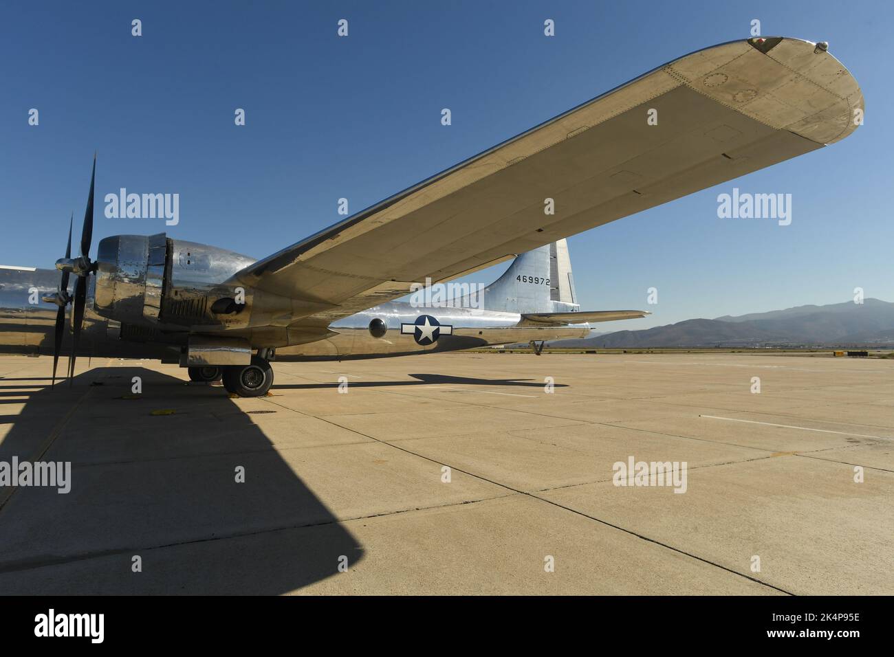 Boeing B-29 „Doc“ auf dem Asphalt bei Brown Field in San Diego, Kalifornien. Stockfoto