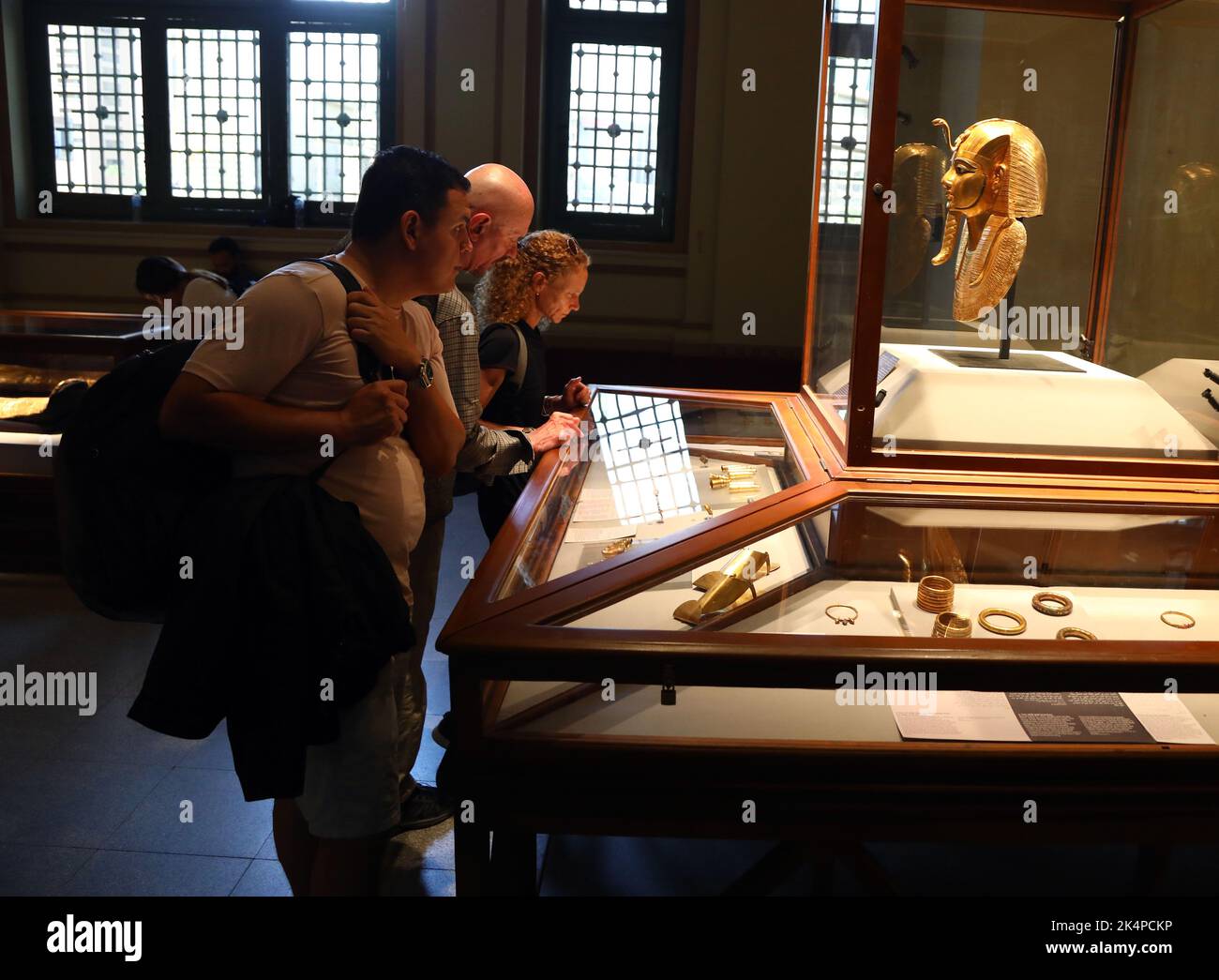 Kairo, Ägypten. 3. Oktober 2022. Am 3. Oktober 2022 besuchen die Menschen die Ausstellung des Schatzes von Tanis im Ägyptischen Museum in Kairo, Ägypten. Das Museum eröffnete kürzlich die Ausstellung anlässlich des 200.. Jahrestages der Schaffung des Fachs für Ägyptologie und der Entschlüsselung alter Hieroglyphen. Quelle: Ahmed Gomaa/Xinhua/Alamy Live News Stockfoto