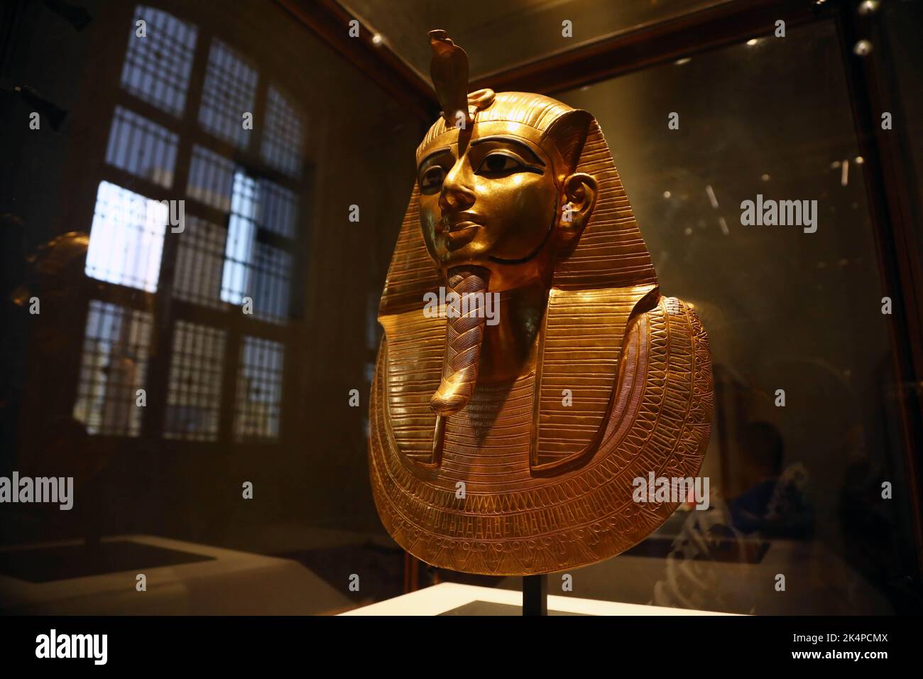 Kairo. 3. Oktober 2022. Das am 3. Oktober 2022 aufgenommene Foto zeigt die goldene Totenmaske des Pharao Psusennes I., die bei der Ausstellung des Schatzes von Tanis im Ägyptischen Museum in Kairo, Ägypten, ausgestellt wird. Das Museum eröffnete kürzlich die Ausstellung anlässlich des 200.. Jahrestages der Schaffung des Fachs für Ägyptologie und der Entschlüsselung alter Hieroglyphen. Quelle: Ahmed Gomaa/Xinhua/Alamy Live News Stockfoto