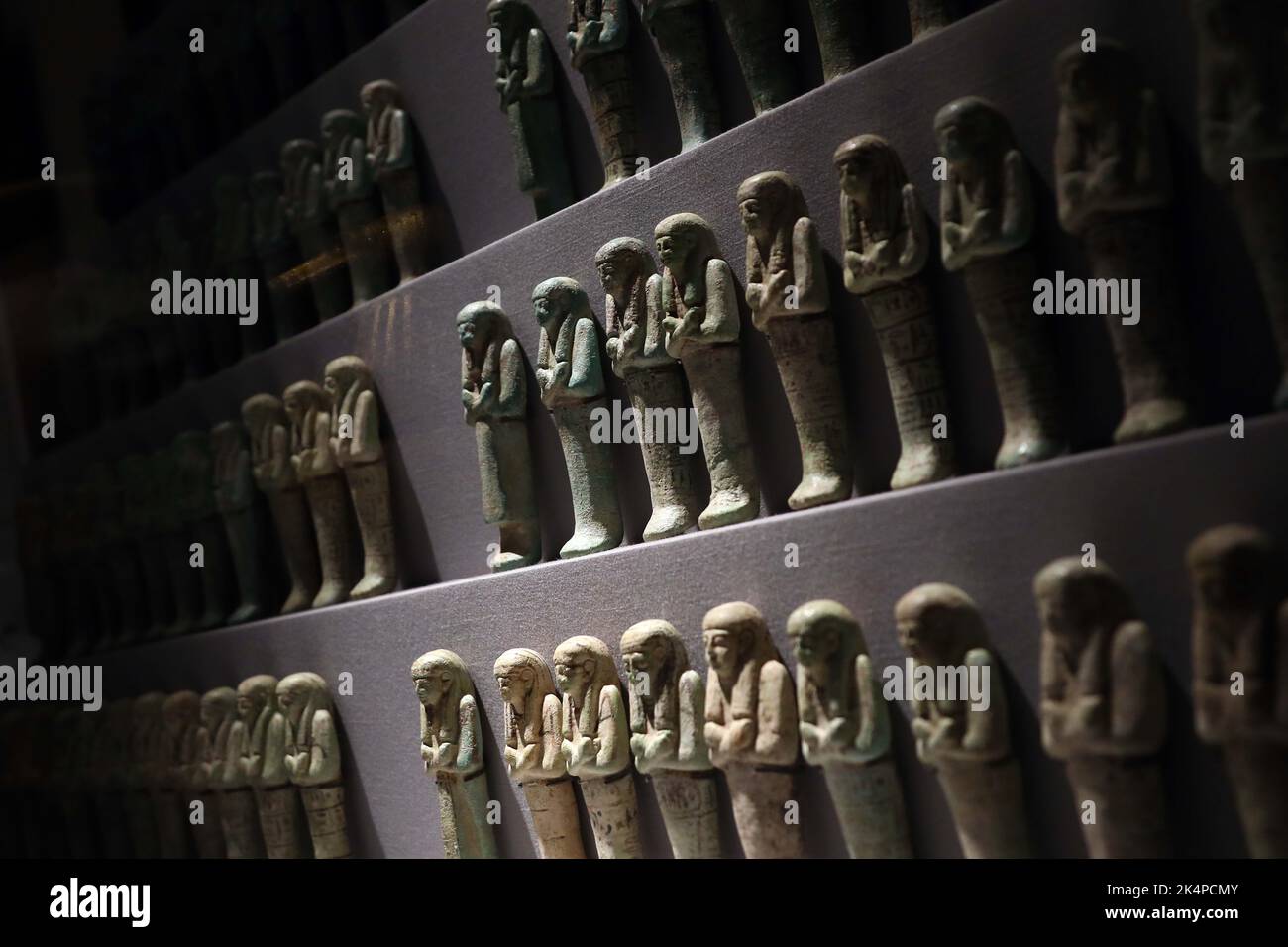 Kairo. 3. Oktober 2022. Das Foto vom 3. Oktober 2022 zeigt Fayence Shabtis für den Pharao Psusennes I, das während der Ausstellung des Schatzes von Tanis im Ägyptischen Museum in Kairo, Ägypten, ausgestellt wird. Das Museum eröffnete kürzlich die Ausstellung anlässlich des 200.. Jahrestages der Schaffung des Fachs für Ägyptologie und der Entschlüsselung alter Hieroglyphen. Quelle: Ahmed Gomaa/Xinhua/Alamy Live News Stockfoto