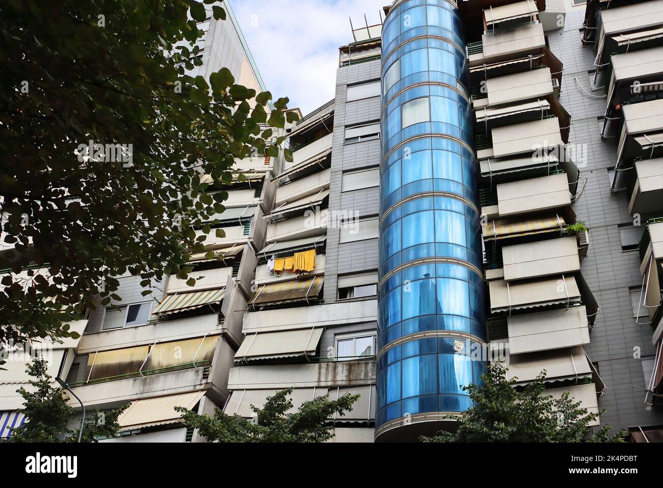 Fragment des modernen Gebäudes in Tirana, Albanien. Moderne südeuropäische Architektur. Architektur des Balkans. Blaue Glaswand des Morden-Gebäudes. Los Stockfoto