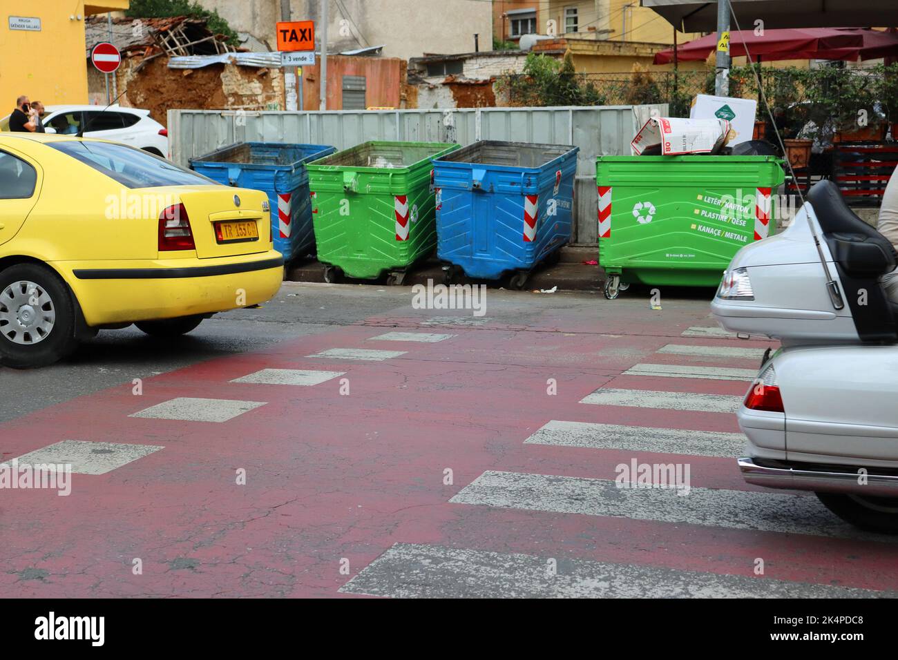 Tirana, Albanien - September 1. 2022: Abfallsortierung in Tirana, Albanien. Grüne und blaue Müllcontainer auf den Straßen von Tirana, Albanien. Farbenfroh Stockfoto