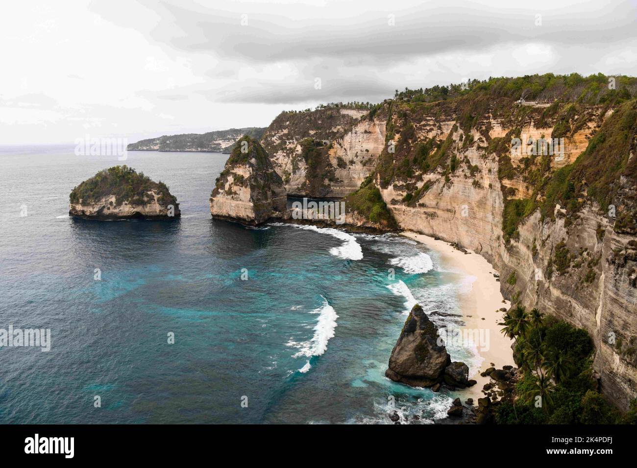 Bali, Indonesien. 18. September 2022. Ein Blick auf Diamond Beach in Nusa Penida, Bali. Nusa Penida ist eine Insel auf der südöstlichen indonesischen Insel Bali. Nusa Penida ist vor allem für den Kelingking Beach, Angel's Billabong und Broken Beach bekannt. Die Insel Nusa Penida in Bali ist eines der besten Inselziele in Asien. Es ist eine der Top-Attraktionen für Besucher. (Bild: © Piyas Biswas/SOPA Images via ZUMA Press Wire) Stockfoto