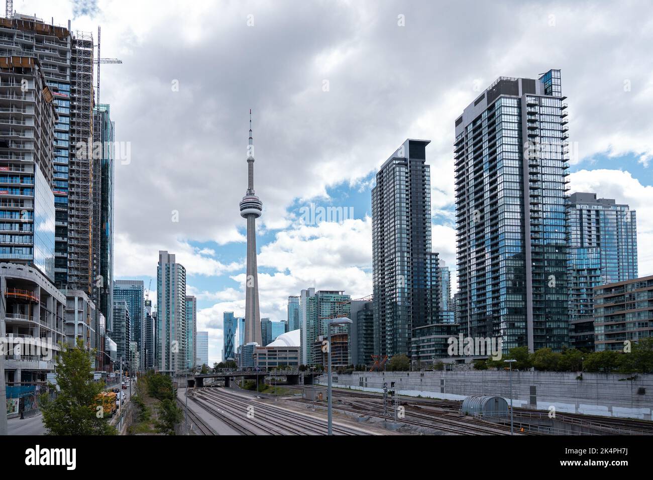 Toronto, Kanada - 28 2022. Mai: Skyline von Toronto mit CN Tower und finanziellen Glasgebäuden am bewölkten Tag Stockfoto