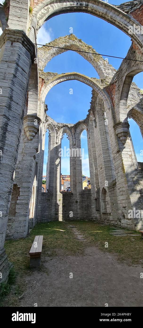 Eine vertikale Aufnahme der Ruinen der Katharinenkirche in Visby, Schweden Stockfoto