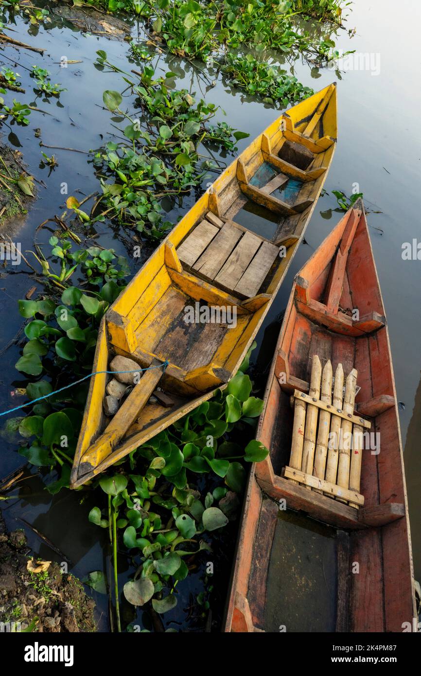 Indonesische traditionelle Boote, die nebeneinander in pandemischer Zeit an einem See angedockt waren Stockfoto